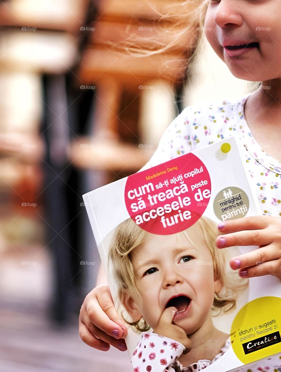 A fi împreună cu copilul tău atunci când trece printr-un moment dificil, este un lucru extrem de simplu și natural, să fii prezent cu o atitudine care-i exprimă copilului mesajul că: "sunt aici pentru tine!".