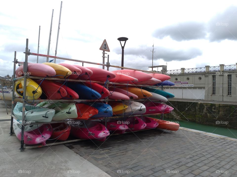 Canoas de colores en el puerto