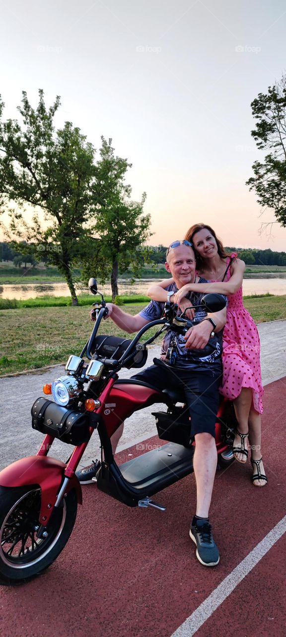 Moteris ir vyras su paspirtuku