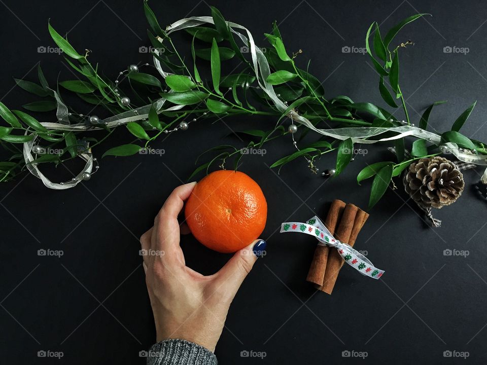 Person holding a tangerine