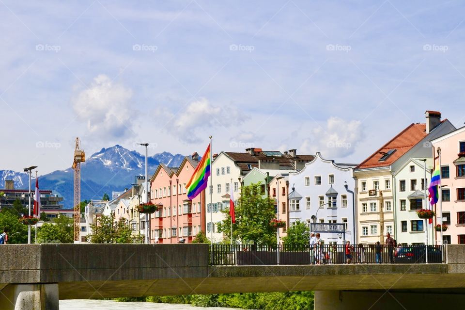 Bandeiras LGBT em ponte, na linda cidade de Innsbruck na Áustria 