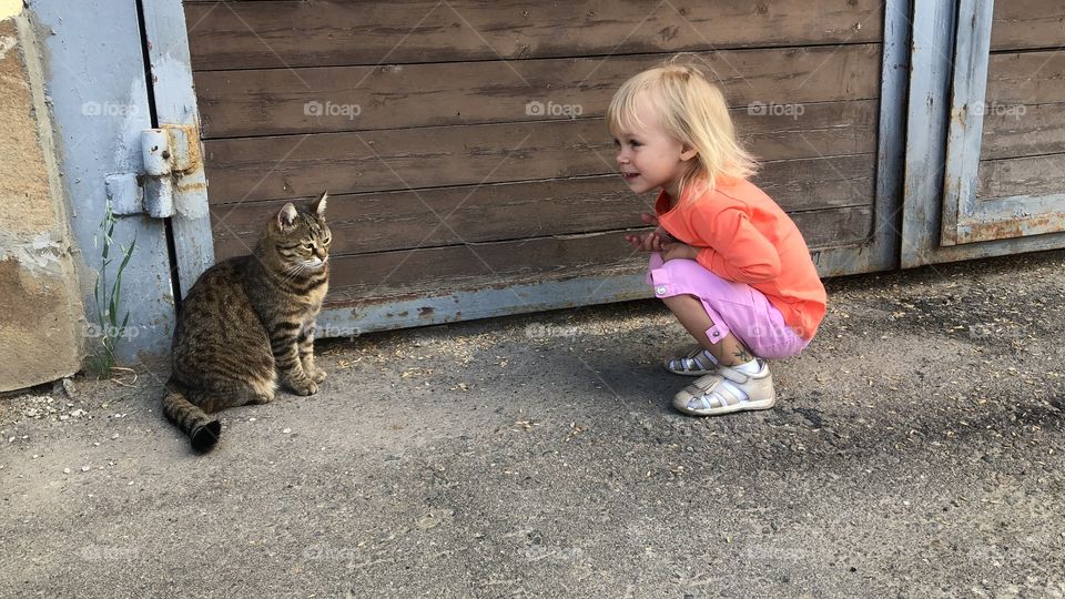 Katze und ein Kind 
