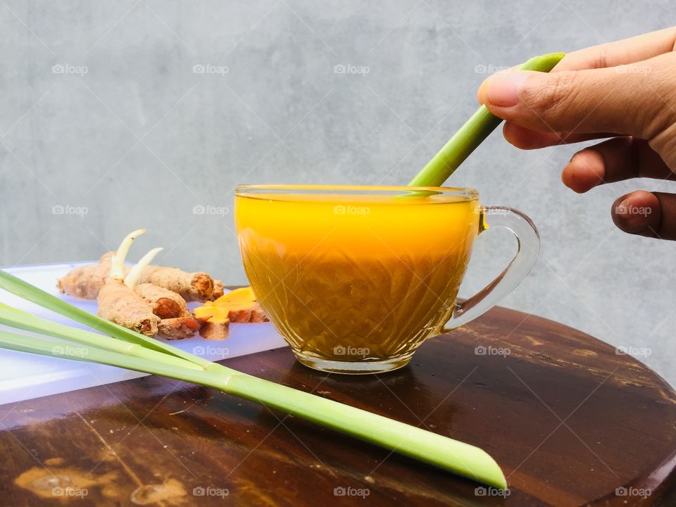 Drink herbs made from turmeric and tamarind