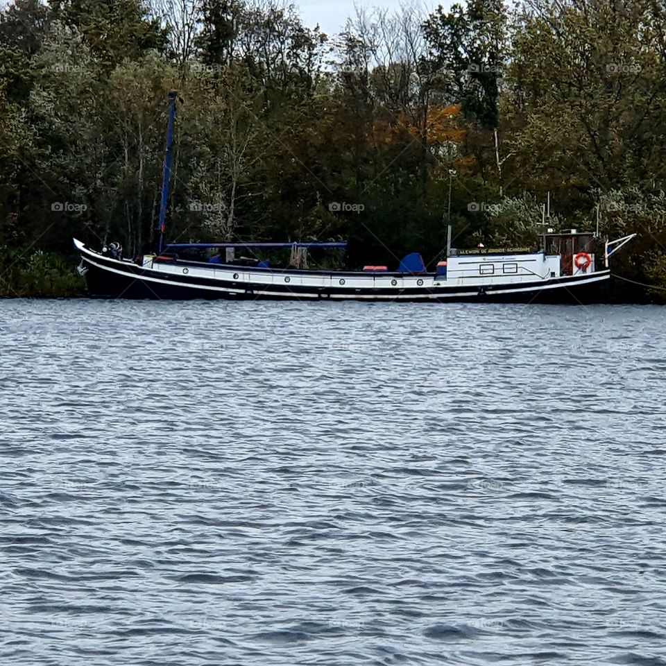 Nice long boat on the lake.
