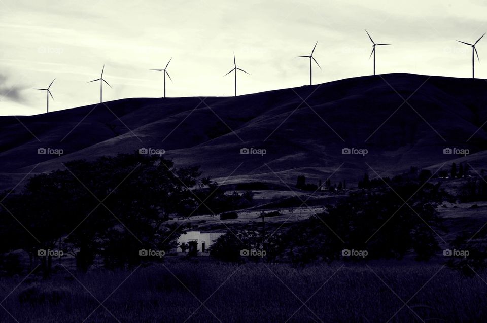 Wind . Taking pics at Stonehenge Memorial in Washington 