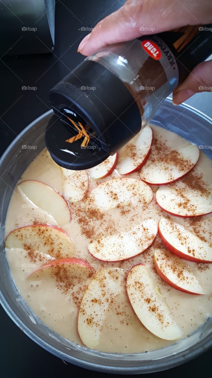 Making applecake with cinnamon
