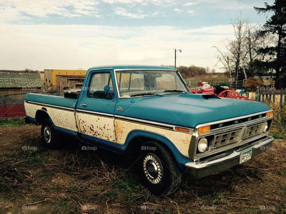 Old Ford Farm pickup . Ford F-150 