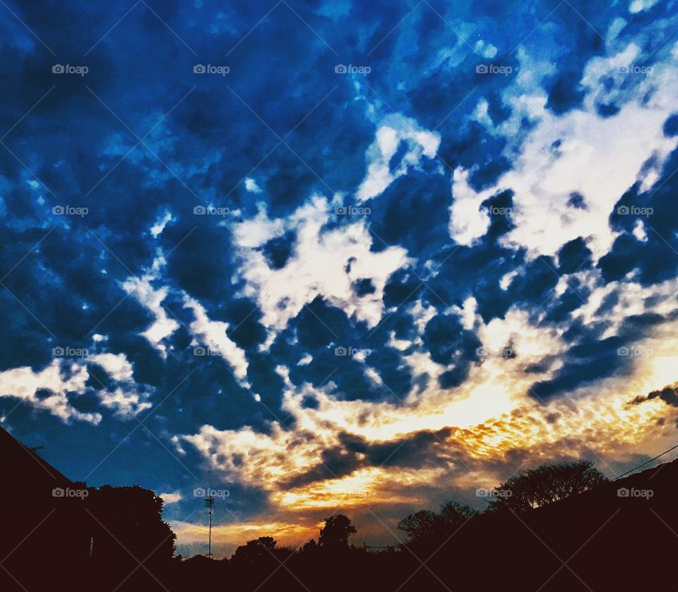 🌄#Entardecer que nos traz motivação!
Como não se inspirar com a beleza da #natureza?
📸 
#fotografia #sol #sun #sky #céu #nature #horizonte #paisagem #landscape #inspiração #mobgrafia #XôStress
#FotografiaÉNossoHobby