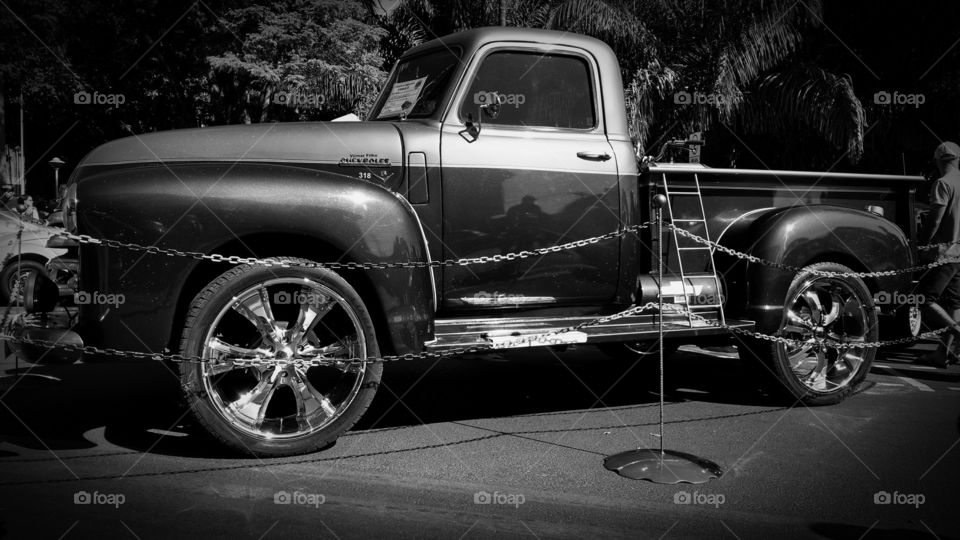Antiga picape Chevrolet tunada.