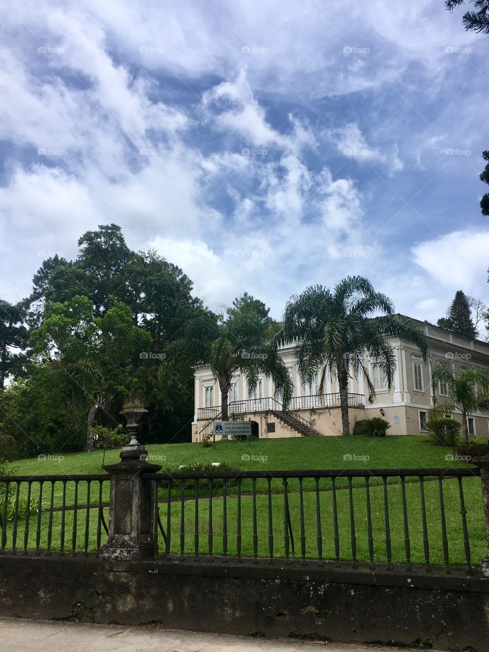 Palacete do Barão de Mauá, onde viveu Vinicius de Moraes, o grande poeta brasileiro (amigo de Tom Jobim, precursor do ritmo “Bossa Nova”). Aliás, quem não conhece “Garota de Ipanema”? Está localizado na cidade serrana de Petrópolis - Brasil