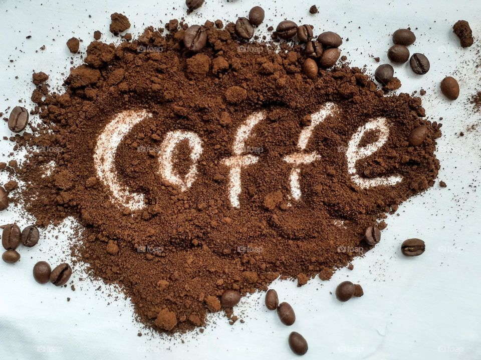 The freshly ground coffe beans