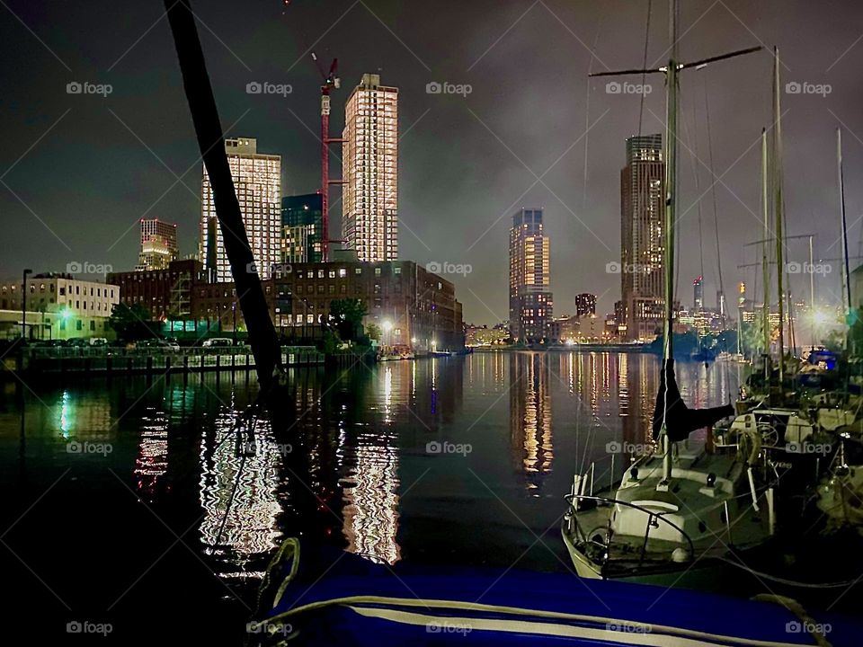 Looking out onto „Newtown Creek“, an ocean inlet of the „E River“ on the night of „July 4th, 2022“ the anniversary of America‘s independence. Fireworks were launched in celebration not far from here. Hypnotic Productions