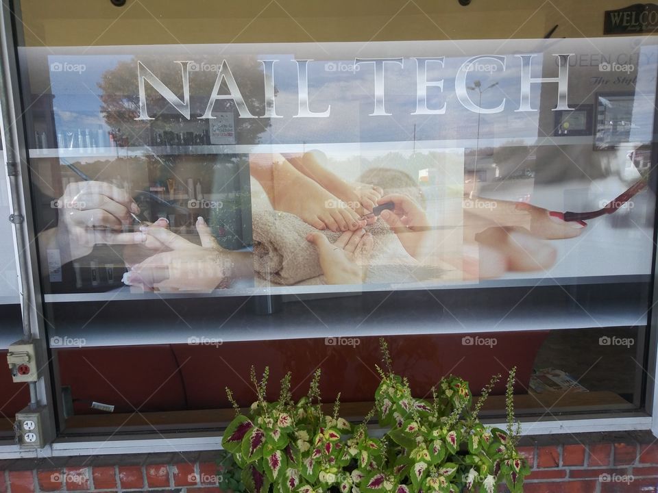 Advertisment in toenails