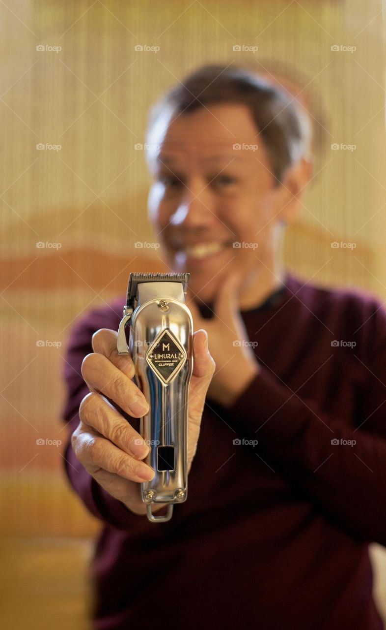 Man holding a razor 