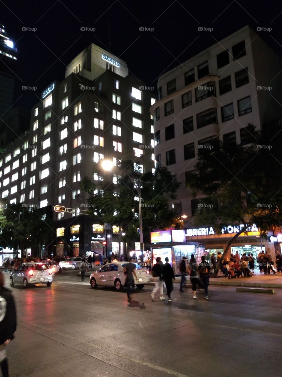 la ciudad y sus edificios de noche.