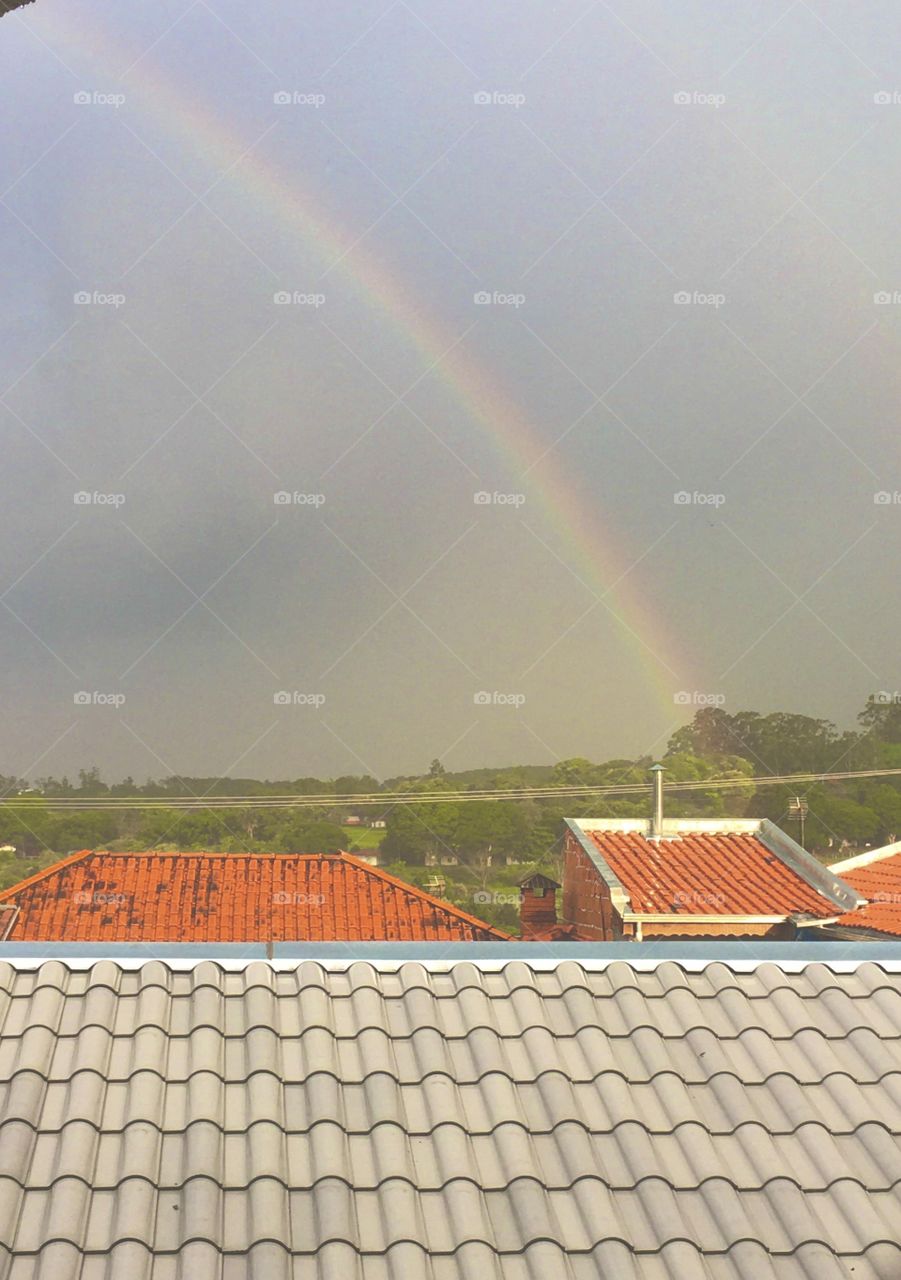 And the rainbow appeared this late Sunday.  Does it really have a pot of gold at the end of it, as legend has it? / E o arco-íris apareceu neste final de domingo. Será que realmente tem um pote de ouro no final dele, como reza a lenda?