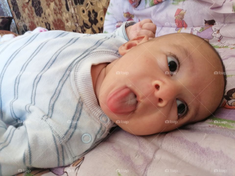 طفل يخرج لسانه A child comes out his tongue