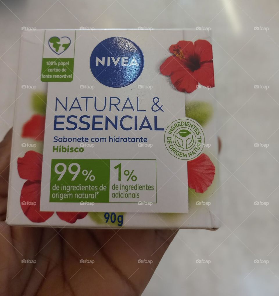 Sabonete  com  hidratante Hibisco. NIVEA NATURAL & ESSENCIAL, o sabonete, com  99% de ingredientes  de origem natural. A NIVEA,  trata sua pele com carinho. O hibisco é um antioxidante natural, rico em vitamina C, o ácido  ascórbico