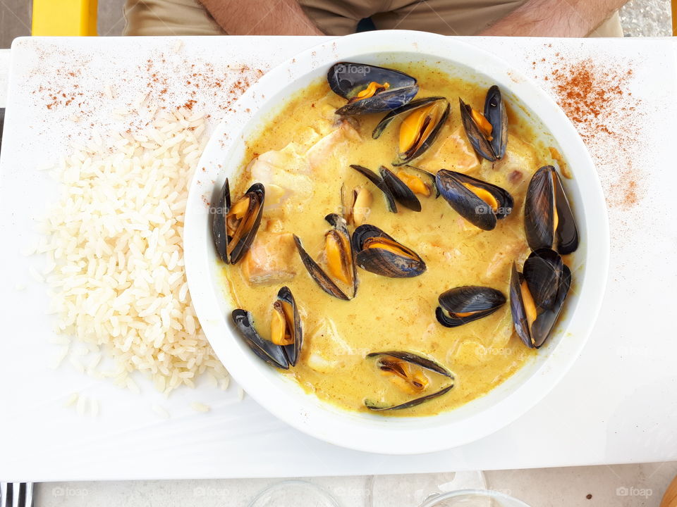 Plate with white rice and mussels with sause kari