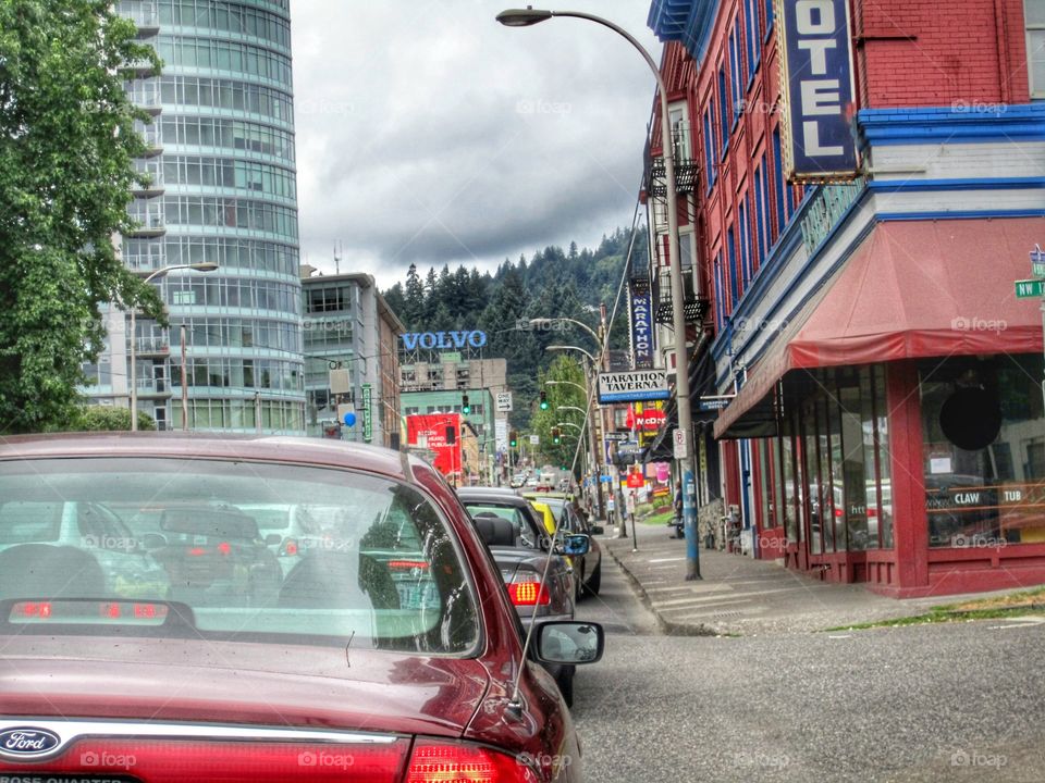 Cars on the Oregon streets with buildings in the background