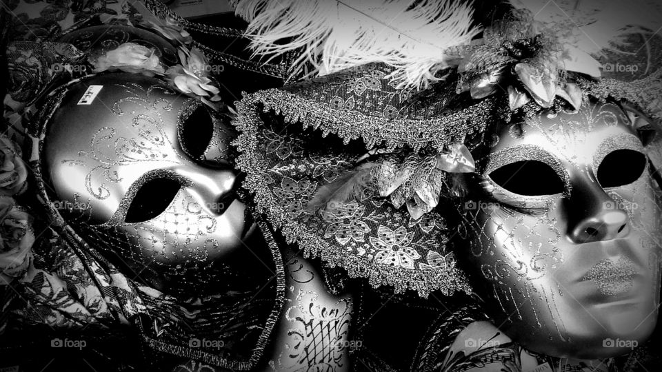 Masks in Venetian festival style in
monochrome that give a mystery 
feeling