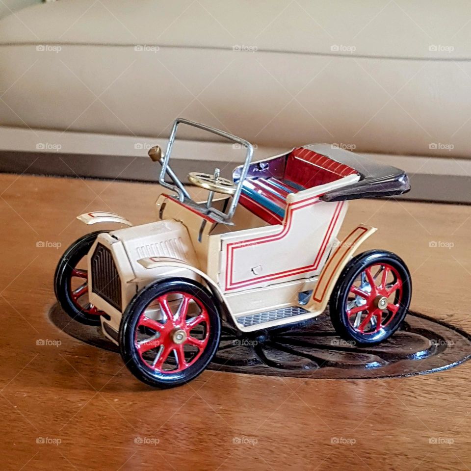 réplica de brinquedo antigo, carrinho de lata