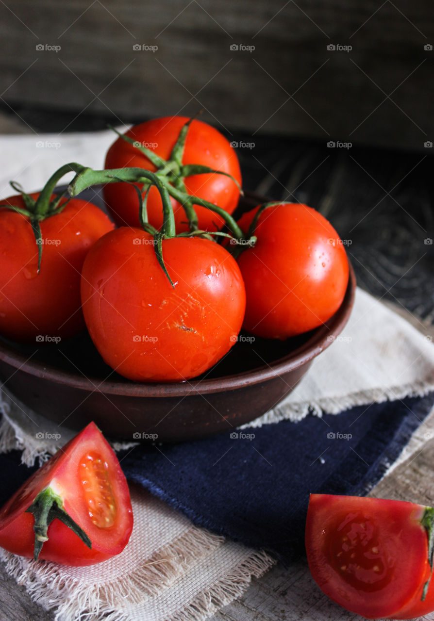 натюрморт с томатами. натюрморт с помидорами. томаты в стиле рустик