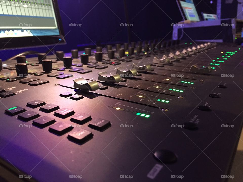 AVID S3L . Audio console