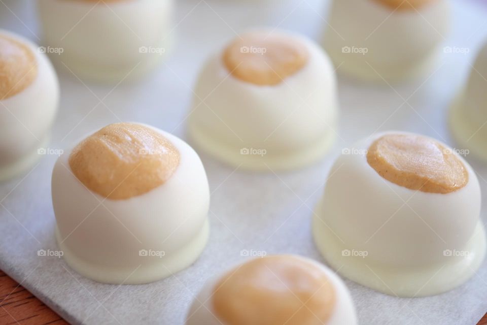 White chocolate buckeye candy, making homemade candy, delicious white chocolate candy, making candy at home, delicious desserts 