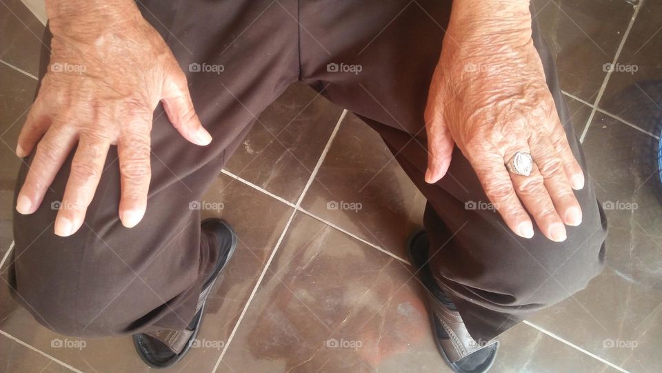 Two old man hands resists to time.