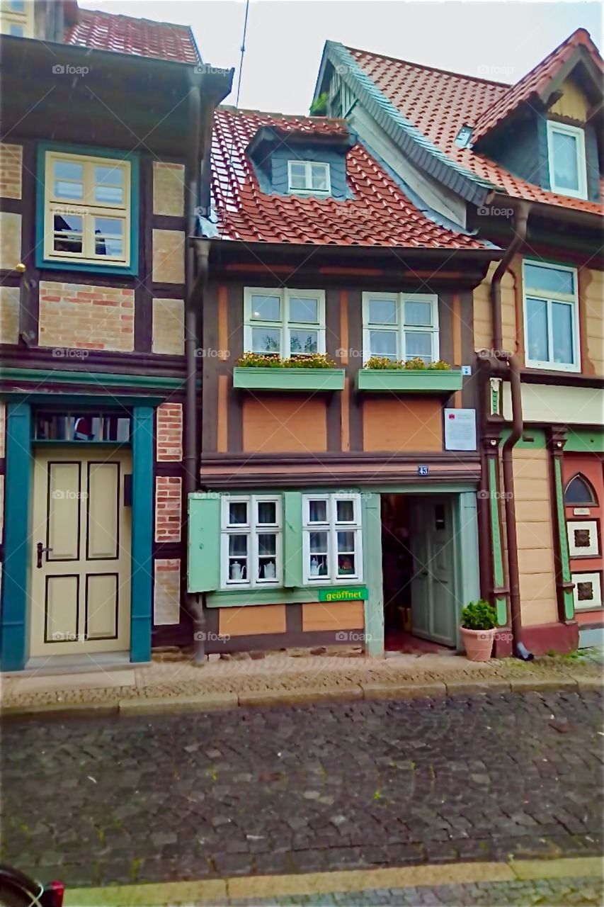 These beautiful half timbered houses are in the historic inner city of „Wernigerode“, „Harz“, „Saxony-Anhalt“, Germany by the „Harz“ mountains in the former „DDR“, the „German Democratic Republic“ of „East Germany“. 2024. Hypnotic Productions