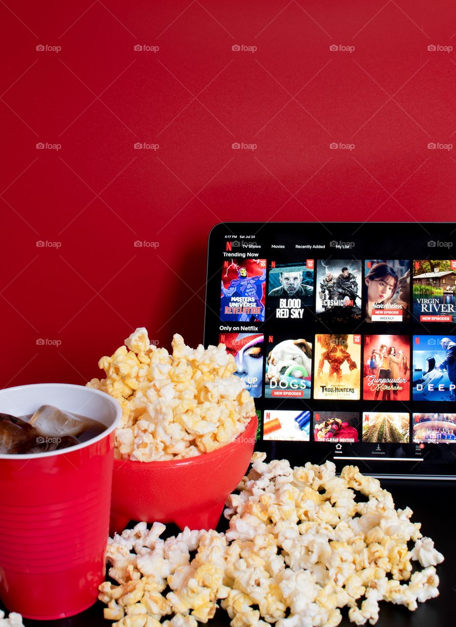 What’s best snack for a movie night? POPCORN! what a perfect combination to enjoy your favorite netflix shows! Let’s all have a great night!