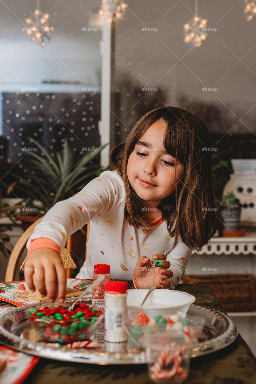 Decorating Christmas cookies