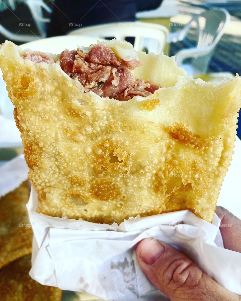 Um delicioso pastel de feira em Bragança Paulista! Esse aqui é sabor “linguiça bragantina”! Hum…