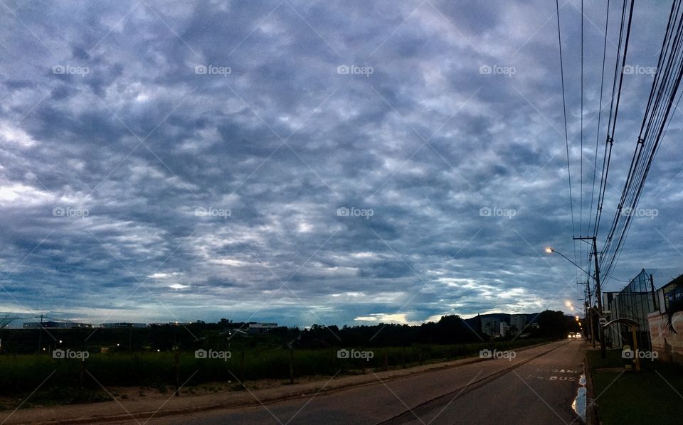 🌅Clareando, mesmo estando bem #nublado e #cinza!
Se vier #chuva nesta 3a feira, que venha mansa.
🍃
#sol #sun #sky #céu #photo #nature #morning #alvorada #natureza #horizonte #fotografia 