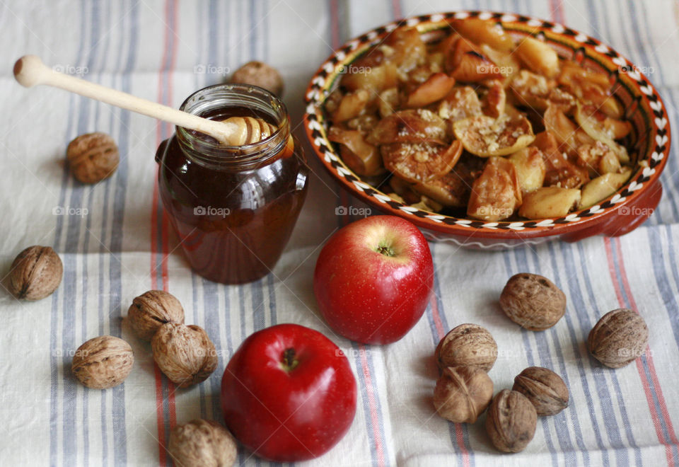 Apple pie with honey and wallnuts