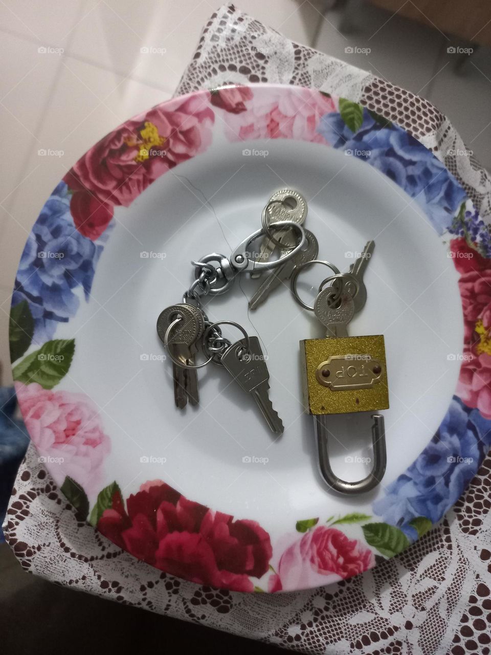 O cadeado com chave é o tipo mais clássico e simples que existe. Com ele você precisa ter em mãos uma chave para travar e destravar.