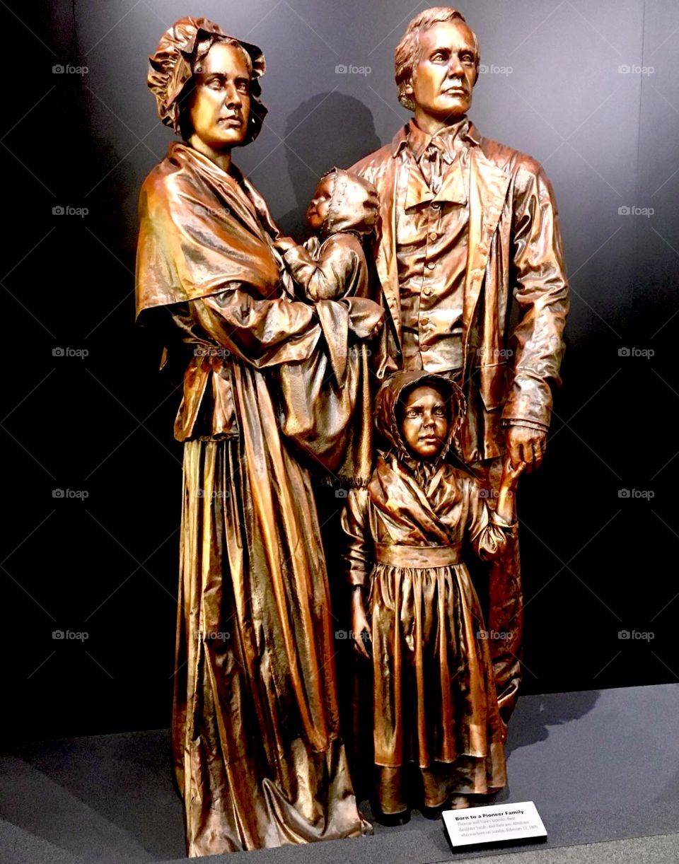 Lincoln family statue 