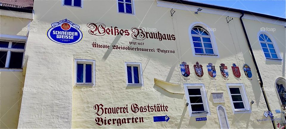 This is the “Weißes Brauhaus”, the “White Brewhouse” in “Kelheim”, Bavaria founded in 1607 by Duke “Maximilian I” where white beer brewing was elevated to a noble tradition. A beer garden and restaurant are also here. 2024. Hypnotic Productions