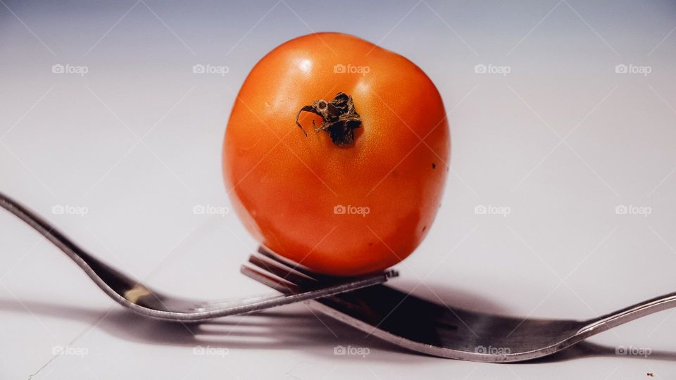 TWO FORK LIFTING TOMATO