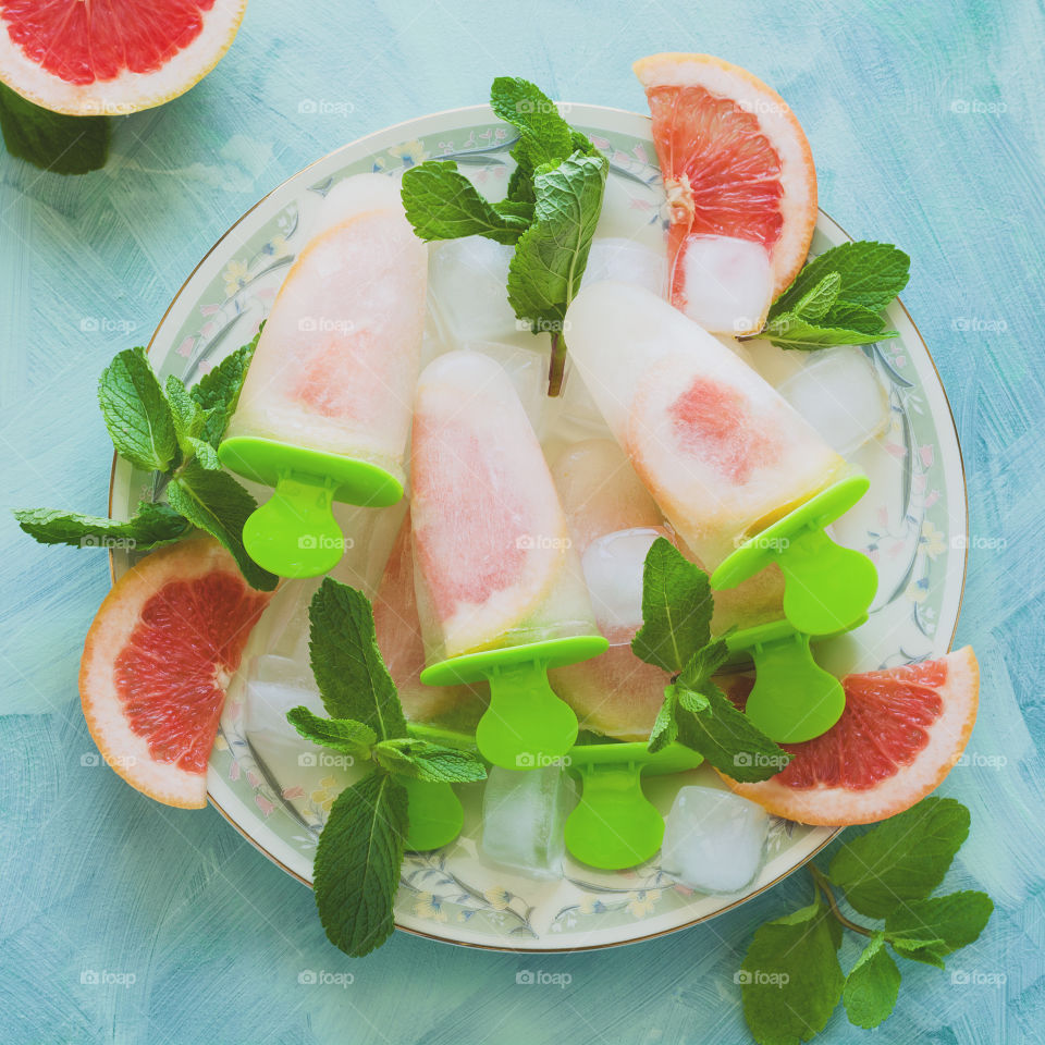 Homemade grapefruit popsicles with ice and mint