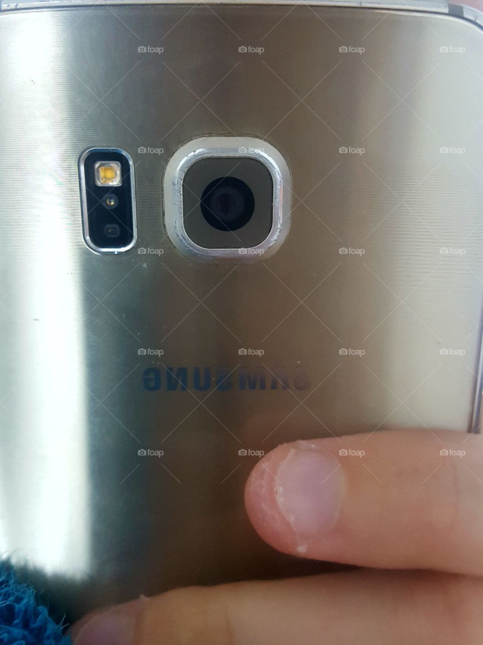 s6 edge taking a picture of it's self