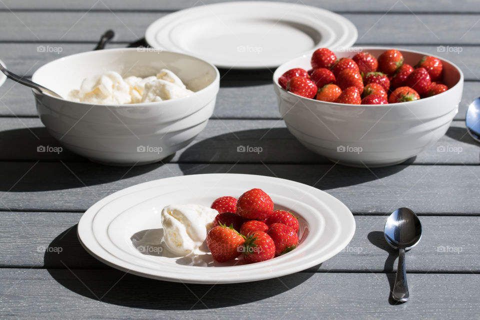 Strawberries and ice cream  - jordgubbar och glass dukat bord utomhus 