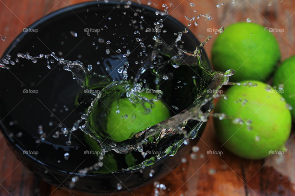 lemon falling into the leachate with water