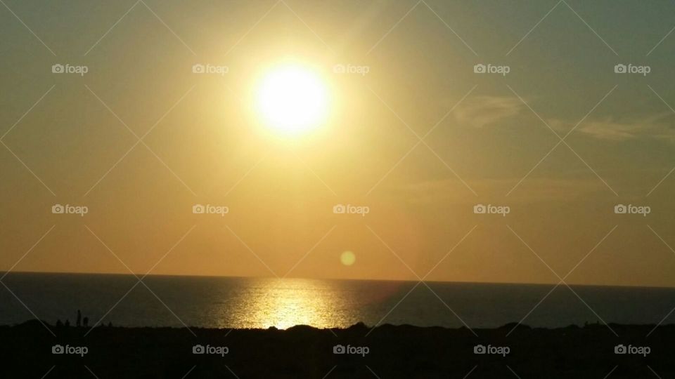 tramonto a Formentera. il sole tramontado colora il mare di Formentera