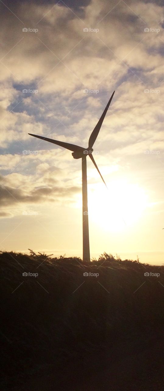 The solo turbine of North Devon - Tall and powerful 