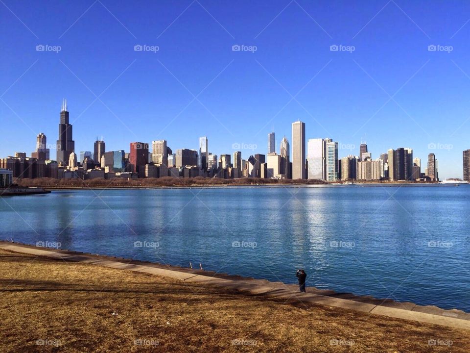 A city of America / USA called New York. A beautiful cloudless day with blue sky and skyscrapers can be seen in the background. in the foreground you can see the sea.