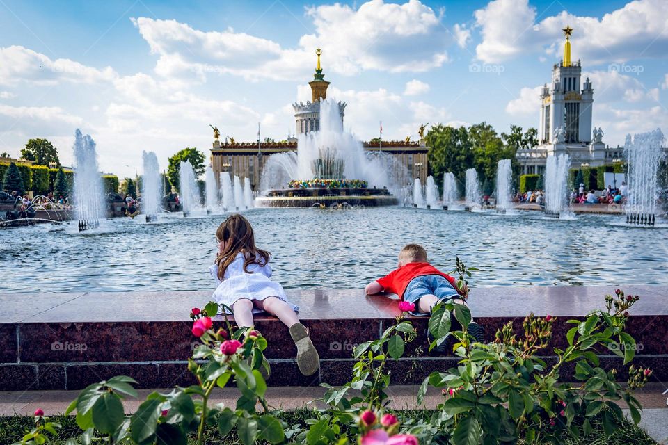Children play at the fountain.