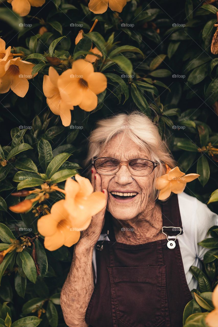 grandma laughing|grandmother laughing|Grandmother|cool picture of grandmother|Laughing grandmother