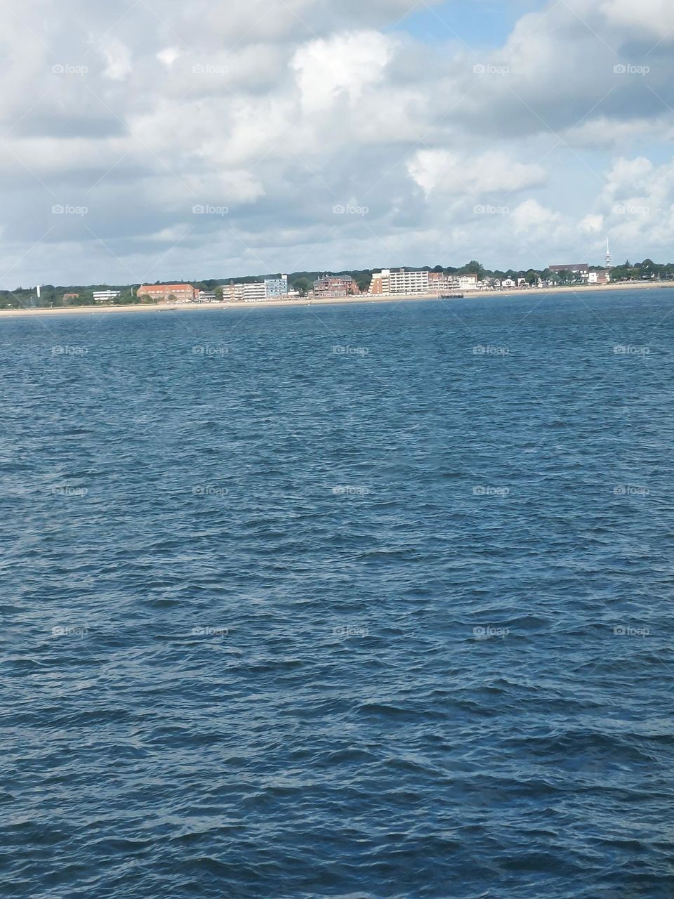 Wasser ,Wellen, Sonnenschein, ein schöner Tag